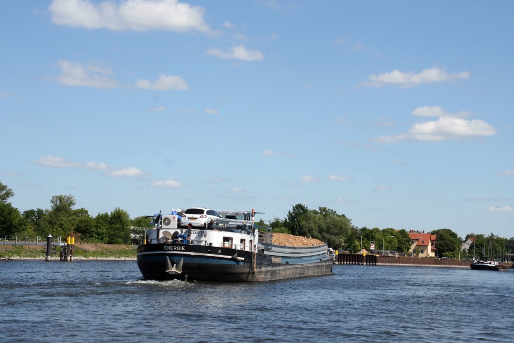 Frachtschiffverkehr auf dem Silokanal